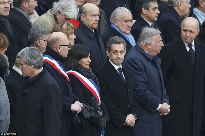 Thị trưởng thành phố Paris, bà Anne Hidalgo (hàng đầu, thứ ba từ trái sang), cựu tổng thống Nicolas Sarkozy, Chủ tịch Thượng viện Gerard Larcher (thứ hai từ phải) và Ngoại trưởng Laurent Fabius trong buổi tưởng niệm. Ảnh: Reuters Pháp tưởng niệm các nạn nhân thảm kịch Paris