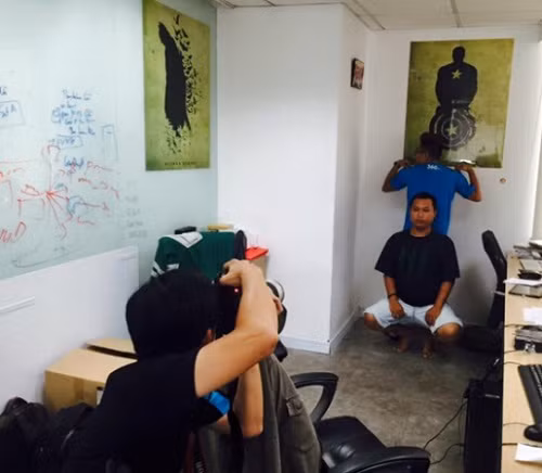 Chỉ cần sự giúp đỡ của hai thằng bạn là đã có một bức ảnh thẻ ưng ý.