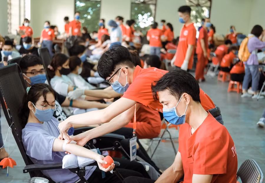 Sinh viên nhà trường tích cực tham gia hiến máu tình nguyện.