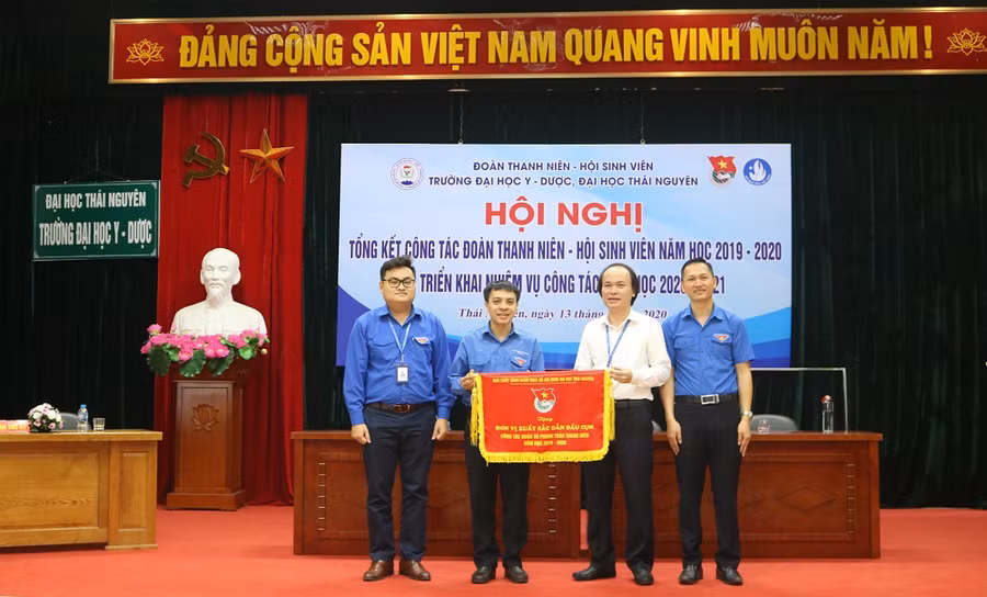 PGS.TS Nguyễn Tiến Dũng, Hiệu trưởng nhà trường trao Cờ thi đua đơn vị xuất sắc dẫn đầu cụm của Đoàn ĐH Thái Nguyên cho Đoàn trường.
