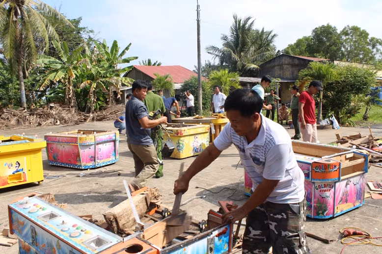 Lực lượng chức năng Bạc Liêu tiêu hủy máy game bắn cá hoạt động không phép