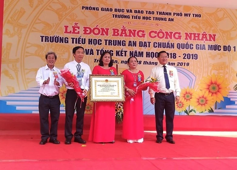 Trao bằng công nhận đạt chuẩn quốc gia mức độ 1 cho Ban giám hiệu Trường TH Trung An