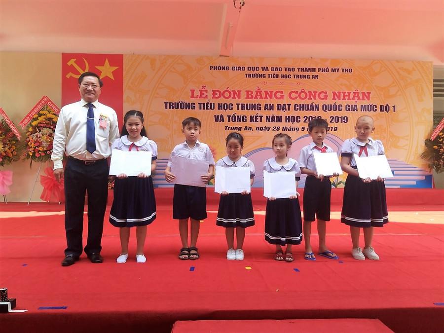 Bí thư Thành ủy Mỹ Tho Đặng Thanh Liêm trao học bổng cho học sinh Bí thư Thành ủy Mỹ Tho Đặng Thanh Liêm trao học bổng cho học sinh