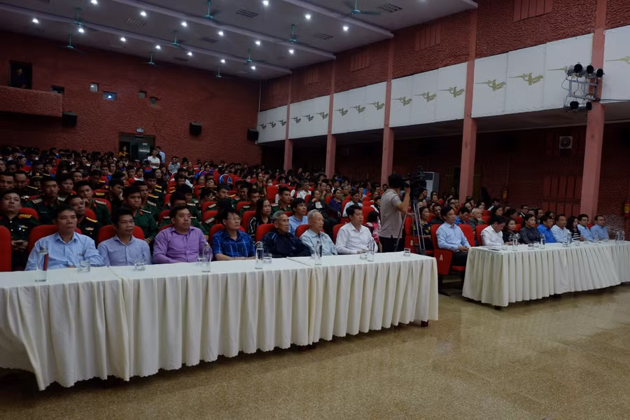 Khán giả đến dự Khai mạc đợt phim chặt kín Rạp Chiếu phim Hòa Phong.