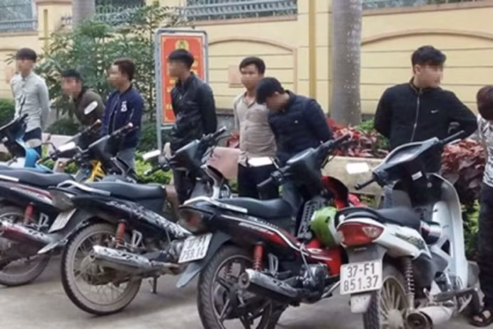 Nhóm lái xe bằng chân ở Nghệ An bị phạt hơn 40 triệu đồng