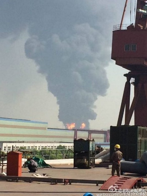 “Cột lửa địa ngục” xuất hiện trong vụ nổ nhà máy hóa dầu ảnh 2 “Cột lửa địa ngục” xuất hiện trong vụ nổ nhà máy hóa dầu ảnh 2