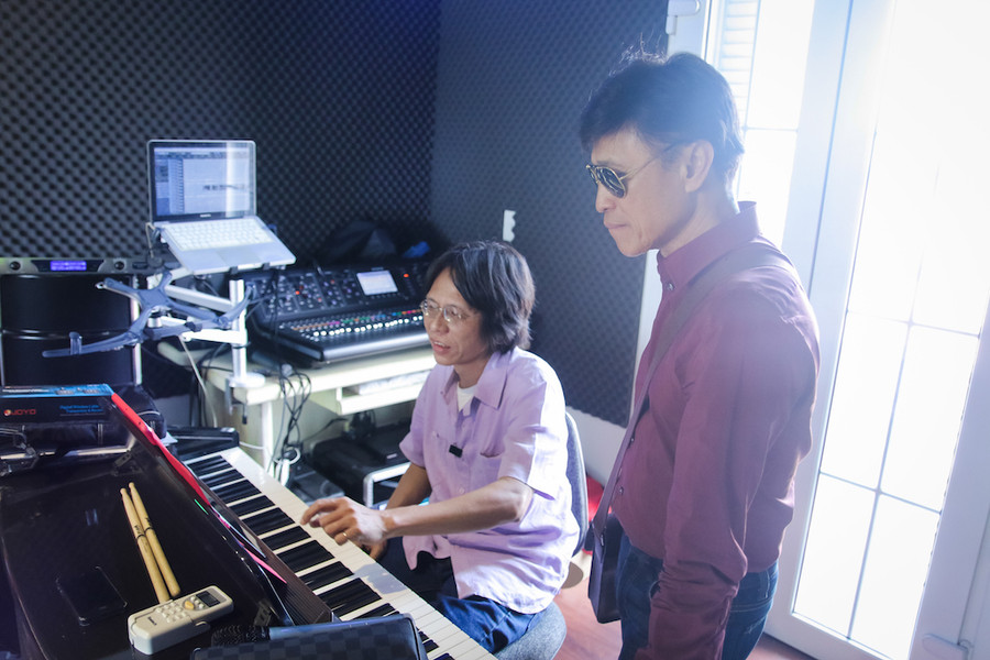 Nguyễn Quang (ngồi) tập nhạc cùng ca sĩ Tuấn Ngọc. Ảnh: BTC Nguyễn Quang (ngồi) tập nhạc cùng ca sĩ Tuấn Ngọc. Ảnh: BTC