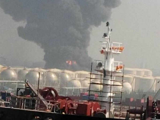 “Cột lửa địa ngục” xuất hiện trong vụ nổ nhà máy hóa dầu ảnh 3 “Cột lửa địa ngục” xuất hiện trong vụ nổ nhà máy hóa dầu ảnh 3