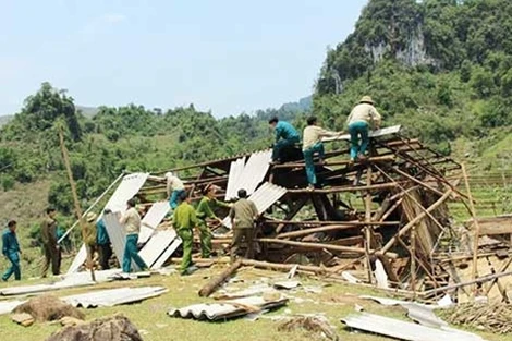 Giông lốc kinh hoàng ở Sơn La làm 1 người chết, hàng ngàn ngôi nhà bị tốc mái