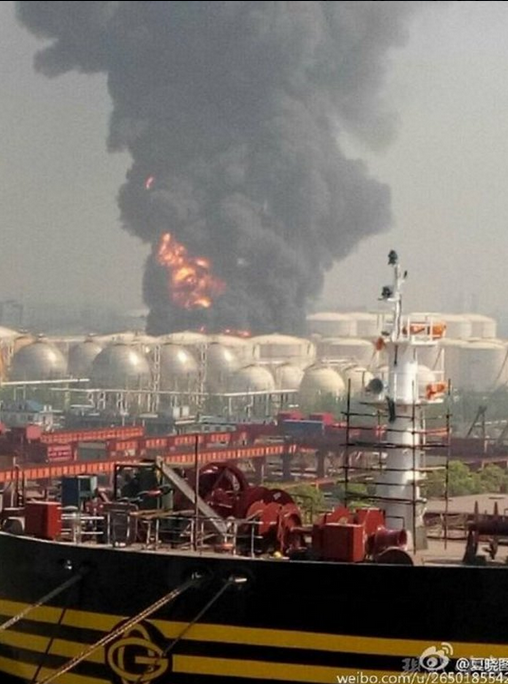 “Cột lửa địa ngục” xuất hiện trong vụ nổ nhà máy hóa dầu ảnh 4 “Cột lửa địa ngục” xuất hiện trong vụ nổ nhà máy hóa dầu ảnh 4