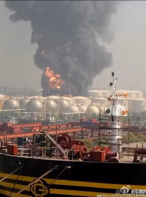 “Cột lửa địa ngục” xuất hiện trong vụ nổ nhà máy hóa dầu ảnh 4
