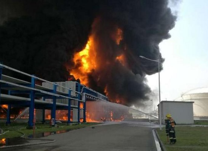 “Cột lửa địa ngục” xuất hiện trong vụ nổ nhà máy hóa dầu ảnh 1 “Cột lửa địa ngục” xuất hiện trong vụ nổ nhà máy hóa dầu ảnh 1