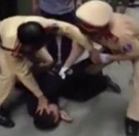 CSGT đá bay dao, bắt gọn tên trộm xe máy hung hãn ảnh 2