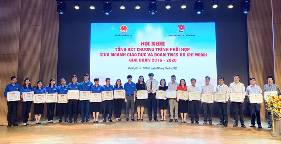 Các tập thể có thành tích xuất sắc trong việc thực hiện chương trình phối hợp giữa ngành GD-ĐT và Đoàn TNCS Hồ Chí Minh nhận bằng khen của Trung ương Đoàn
