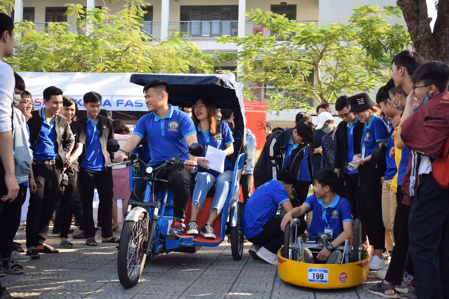 Triển lãm công nghệ của SV Trường ĐH Bách khoa, ĐH Đà Nẵng thu hút sự quan tâm của HS các trường THPT trên địa bàn Đà Nẵng