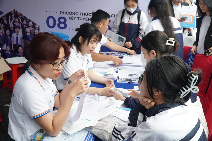 Học sinh Nghệ An tham gia chương trình tư vấn tuyển sinh - hướng nghiệp năm 2024 tại Trường Đại học Vinh. Học sinh Nghệ An tham gia chương trình tư vấn tuyển sinh - hướng nghiệp năm 2024 tại Trường Đại học Vinh.