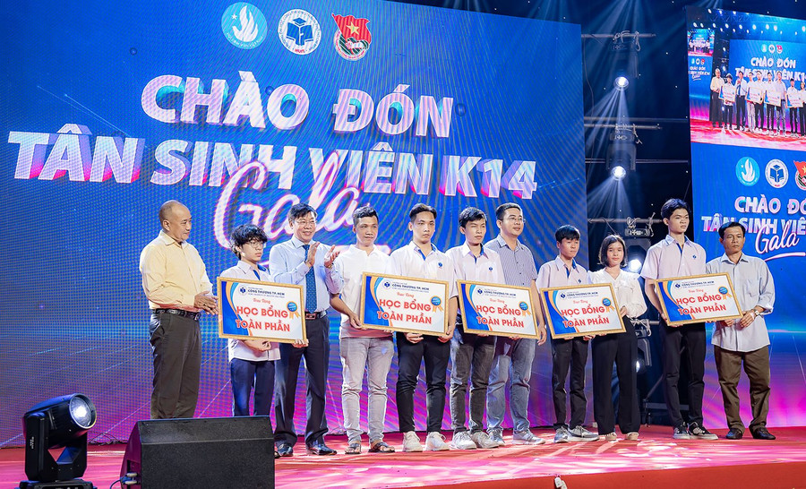 Trao học bổng cho sinh viên của Trường ĐH Công Thương TP Hồ Chí Minh. Ảnh: Website nhà trường