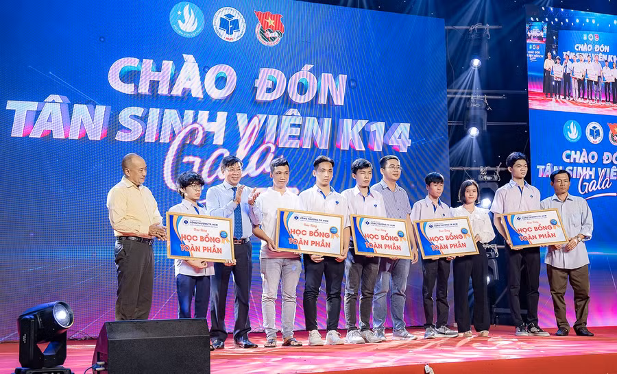Trao học bổng cho sinh viên của Trường ĐH Công Thương TP Hồ Chí Minh. Ảnh: Website nhà trường