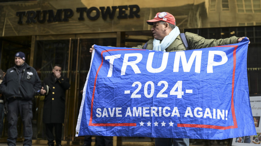 Người ủng hộ ông Donald Trump đứng trước tòa Trump Tower trước ngày xét xử cựu Tổng thống Mỹ. Người ủng hộ ông Donald Trump đứng trước tòa Trump Tower trước ngày xét xử cựu Tổng thống Mỹ.