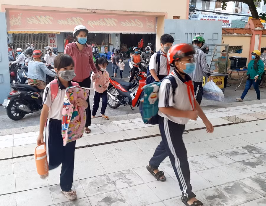 HS địa bàn TP Sóc Trăng đeo khẩu trang từ nhà đến trường.