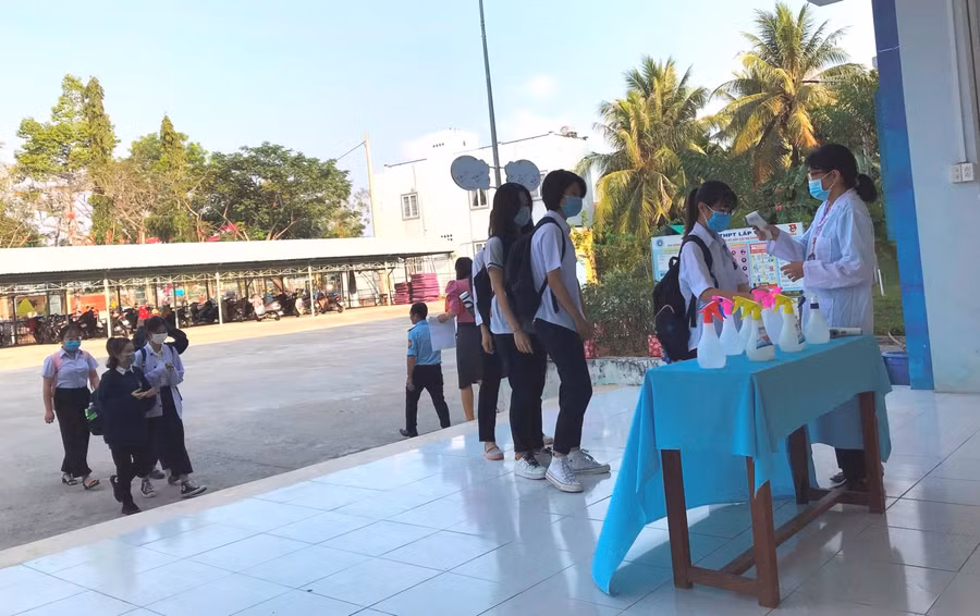 HS Trường THPT Lấp Vò 2, Đồng Tháp xếp hàng đo thân nhiệt trước khi vào lớp.
