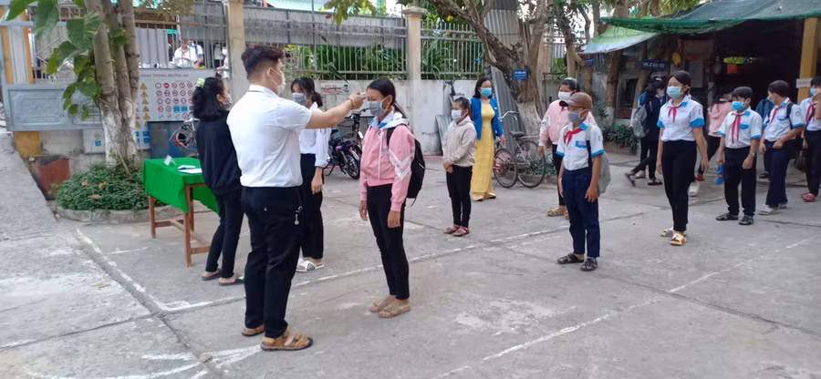 HS huyện Hồng Ngự (Đồng Tháp) xếp hàng đo thân nhiệt sáng 22/2.