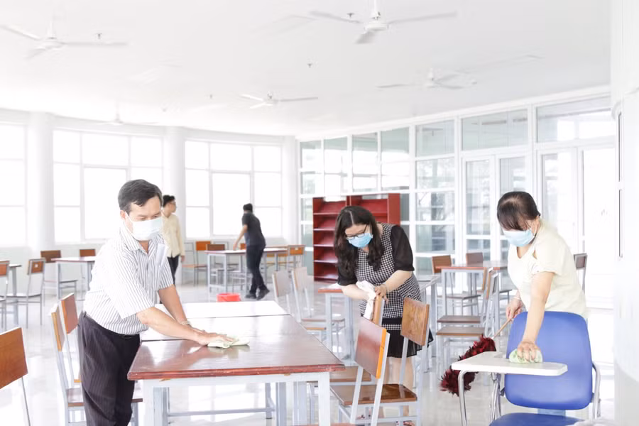 Lau dọn vệ sinh phòng học, bàn ghế bằng hóa chất để phòng, chống dịch.