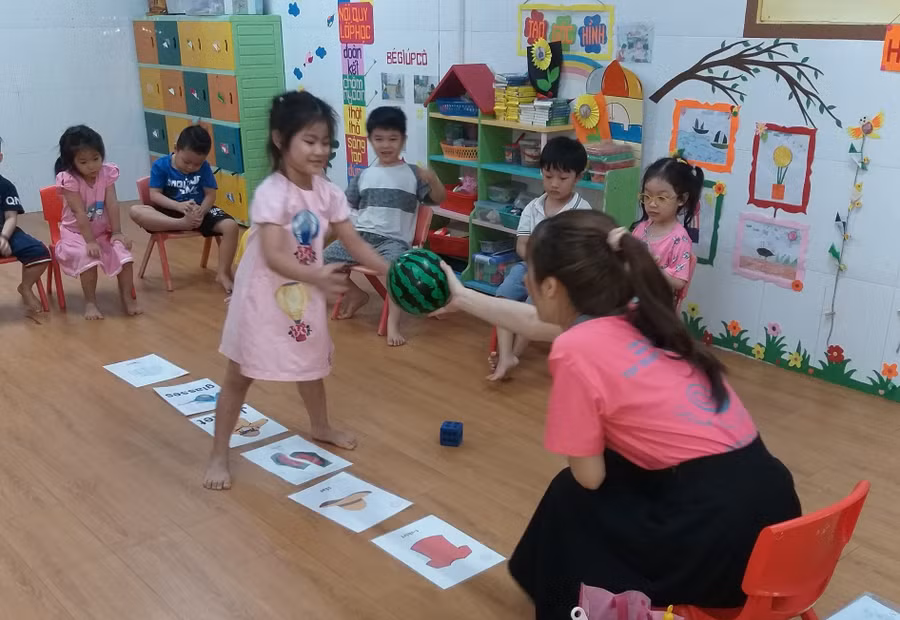 Giờ học tiếng Anh của trẻ Trường Mầm non 19 Tháng 5.