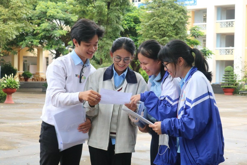 Thí sinh tham dự Kỳ thi tốt nghiệp THPT năm 2022. Thí sinh tham dự Kỳ thi tốt nghiệp THPT năm 2022.