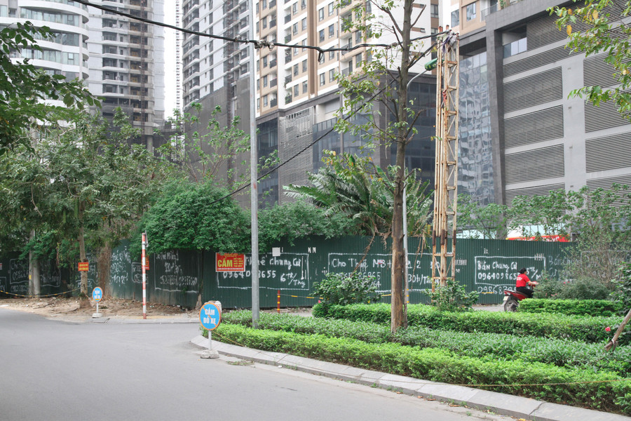 Một lô đất xây trường bị bỏ hoang nằm xen kẽ giữa các tòa nhà tại Khu đô thị Ngoại giao đoàn. Một lô đất xây trường bị bỏ hoang nằm xen kẽ giữa các tòa nhà tại Khu đô thị Ngoại giao đoàn.