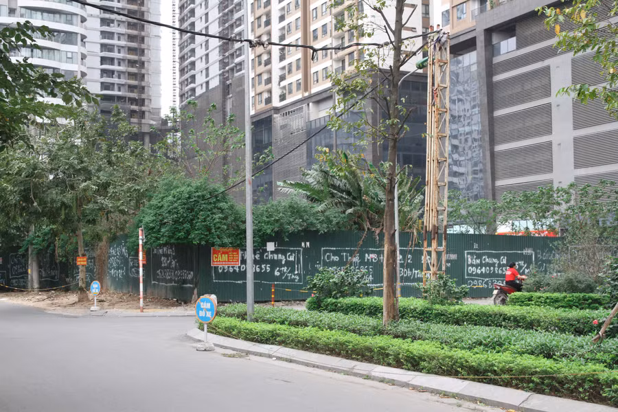 Một lô đất xây trường bị bỏ hoang nằm xen kẽ giữa các tòa nhà tại Khu đô thị Ngoại giao đoàn.