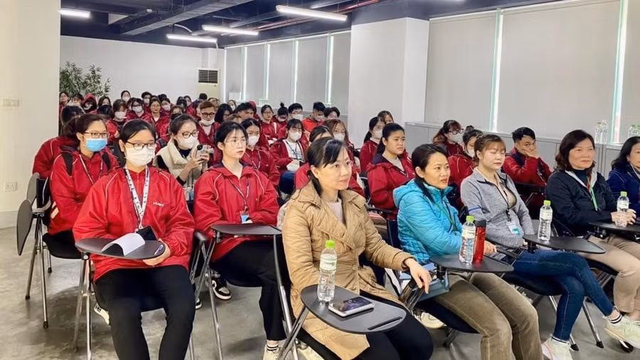 Sinh viên Trường Đại học Bách khoa đi thực tế tại các doanh nghiệp.