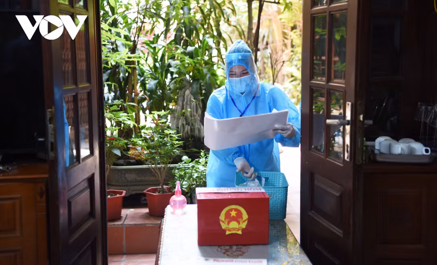 Tổ bầu cử thông tin danh sách và tiểu sử người ứng cử đại biểu Quốc hội và đại biểu HĐND tại đơn vị bầu cử cho cử tri.