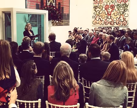 Rất đông người đã có mặt để chứng kiến hôn lễ của Elton John và David.