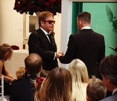 Elton John rình rang làm đám cưới ảnh 1 Elton John và người bạn trai lâu năm - David Furnish vừa làm đám cưới trước sự chứng kiến của đông đảo bạn bè, người thân, vào ngày 21/12.