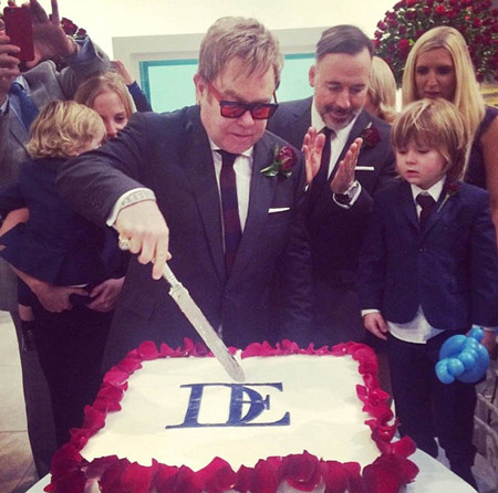 Elton John rình rang làm đám cưới ảnh 6 Elton John và David cùng hạnh phúc cắt bánh cưới.