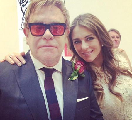 Elton John rình rang làm đám cưới ảnh 11 Elton John chụp ảnh kỷ niệm với nữ diễn viên nổi tiếng đồng thời là người bạn lâu năm của anh - Elizabeth Hurley.