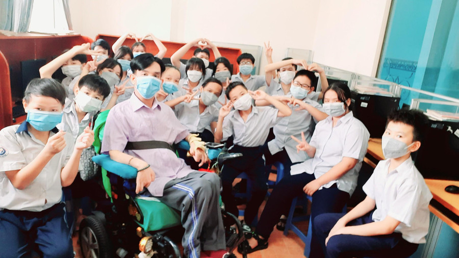 Tại Trường Làng May Mắn, thầy Lâm luôn được học sinh quý mến.