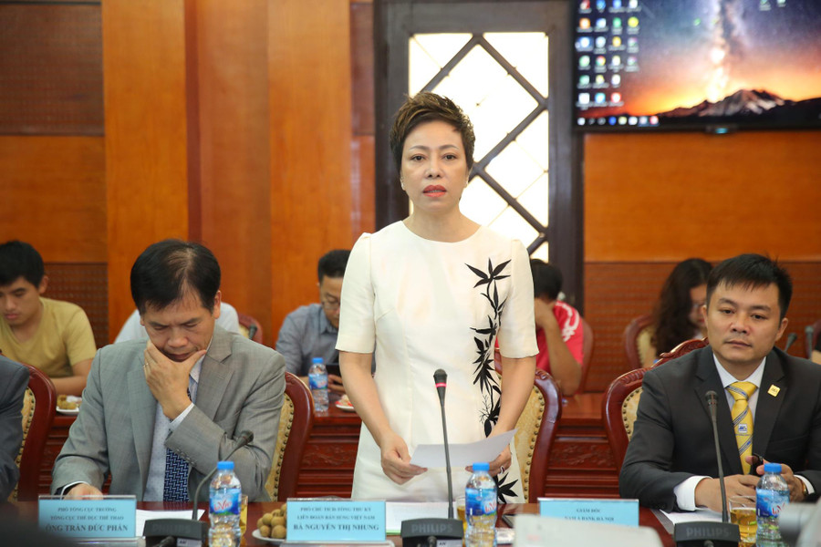 Bà Nguyễn Thị Nhung, Phó Chủ tịch kiêm Tổng Thư ký Liên đoàn Bắn súng Việt Nam. Bà Nguyễn Thị Nhung, Phó Chủ tịch kiêm Tổng Thư ký Liên đoàn Bắn súng Việt Nam.