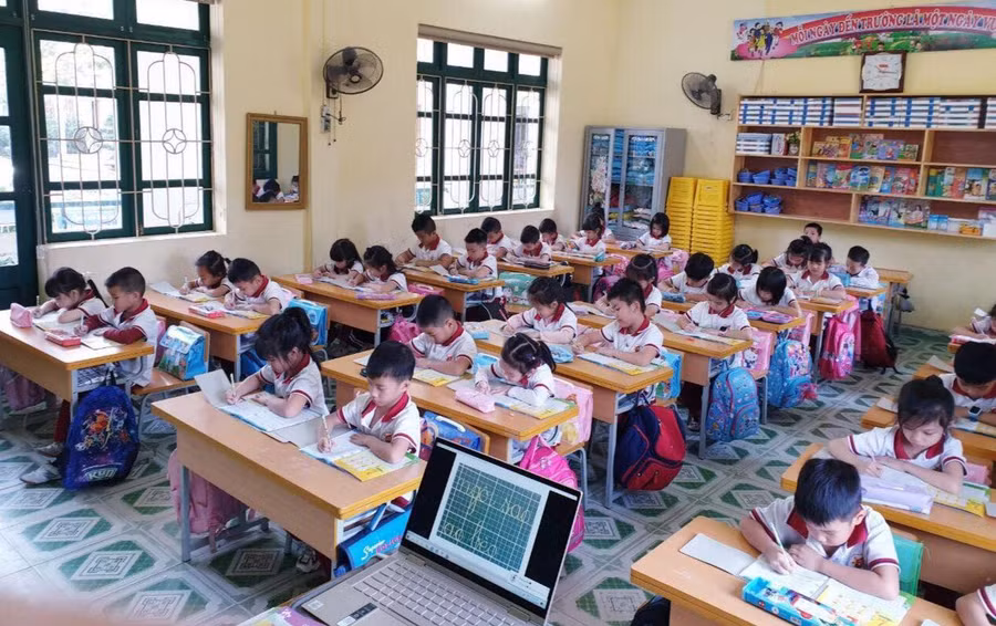 Nhà trường cần tư vấn để phụ huynh mua đúng, mua đủ, tránh lãng phí sách giáo khoa. Ảnh: NTCC