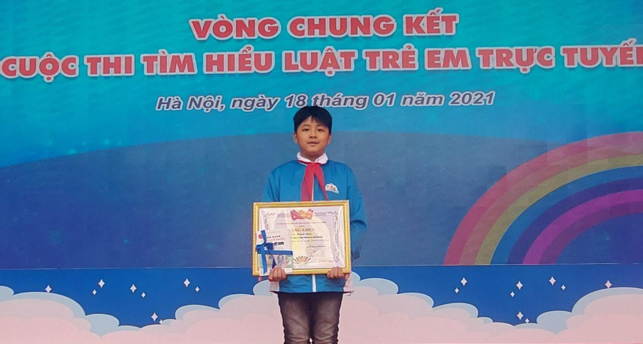 Em Huỳnh Rony nhận giải Khuyến khích cấp quốc gia cuộc thi Luật Trẻ em toàn quốc.