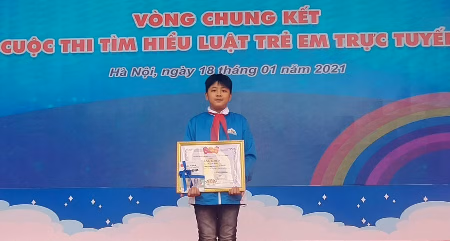 Em Huỳnh Rony nhận giải Khuyến khích cấp quốc gia cuộc thi Luật Trẻ em toàn quốc.