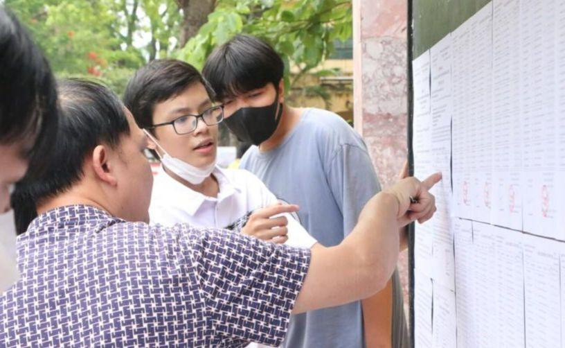 Nhiều thí sinh đỗ vào lớp 10 Trường THPT Hoài Đức B đã đến trường làm thủ tục xác nhận nhập học trong chiều 10/7. Nhiều thí sinh đỗ vào lớp 10 Trường THPT Hoài Đức B đã đến trường làm thủ tục xác nhận nhập học trong chiều 10/7.