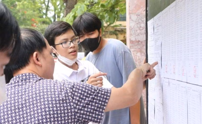 Nhiều thí sinh đỗ vào lớp 10 Trường THPT Hoài Đức B đã đến trường làm thủ tục xác nhận nhập học trong chiều 10/7.