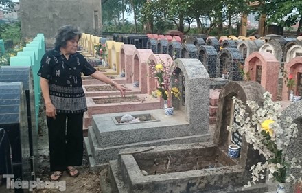 Hà Nội: Hơn 300 ngôi mộ bị đập vỡ bát hương ảnh 1 Bà Nguyễn Thị Đức chỉ vào ngôi mộ của gia đình bị kẻ xấu đập vỡ bát hương.