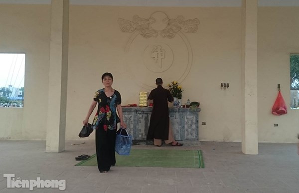 Hà Nội: Hơn 300 ngôi mộ bị đập vỡ bát hương ảnh 4 Hà Nội: Hơn 300 ngôi mộ bị đập vỡ bát hương ảnh 4