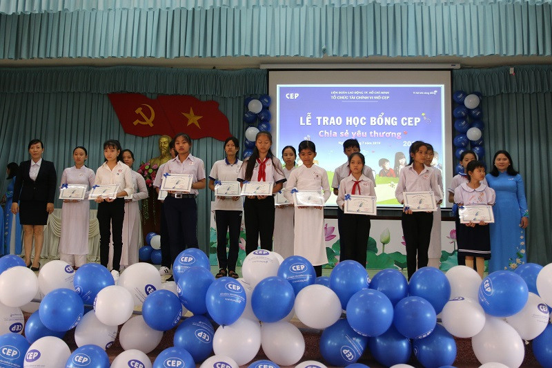Các em học sinh tiêu biểu được nhận học bổng CEP