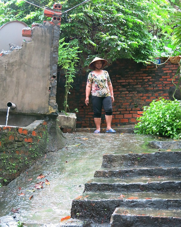 Sau rất nhiều năm, con dốc lên nhà không còn là nỗi ám ảnh của bà Cường nữa Sau rất nhiều năm, con dốc lên nhà không còn là nỗi ám ảnh của bà Cường nữa