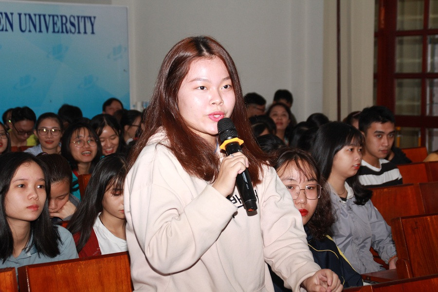 Sinh viên chia sẻ tại buổi tọa đàm