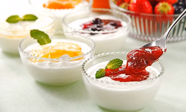 Trong sữa chua có chứa các vi khuẩn probiotic -một loại vi khuẩn có lợi, có tác dụng thúc đẩy tâm trạng của bạn tốt hơn vàthúc đẩy hệ miễn dịch hoạt động hiệu quả hơn. me